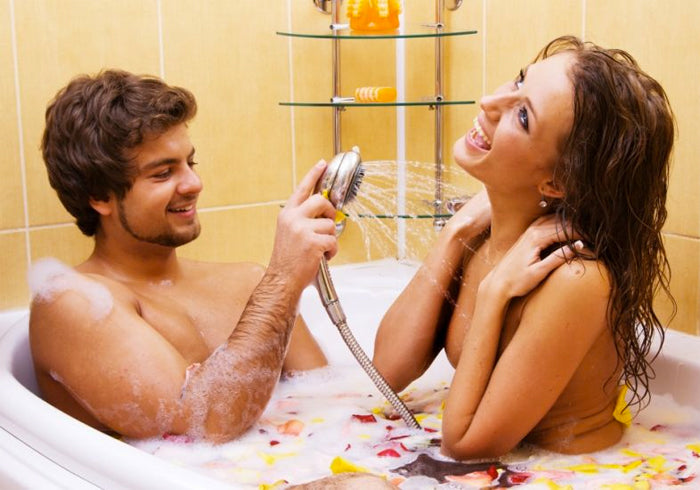 Arme um spa sexy em casa para você e seu amor