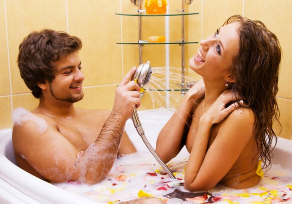 Arme um spa sexy em casa para você e seu amor