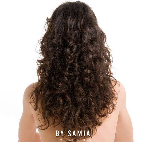 Tem cabelos cacheados? Conheça estes 8 óleos essenciais especiais para cabelos cacheados e 2 receitas de cuidados com o cabelo cacheado